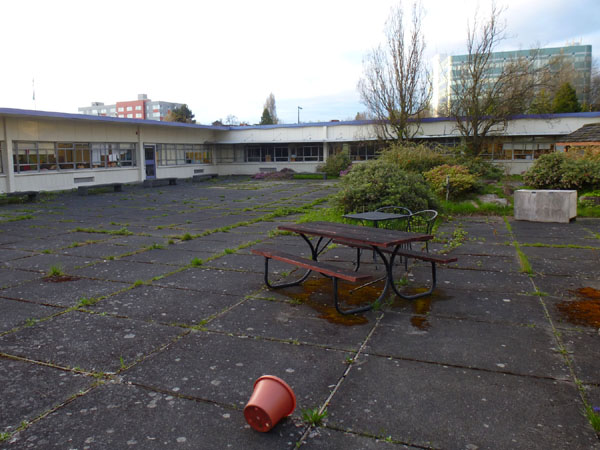 Washington_Middle_School_courtyard